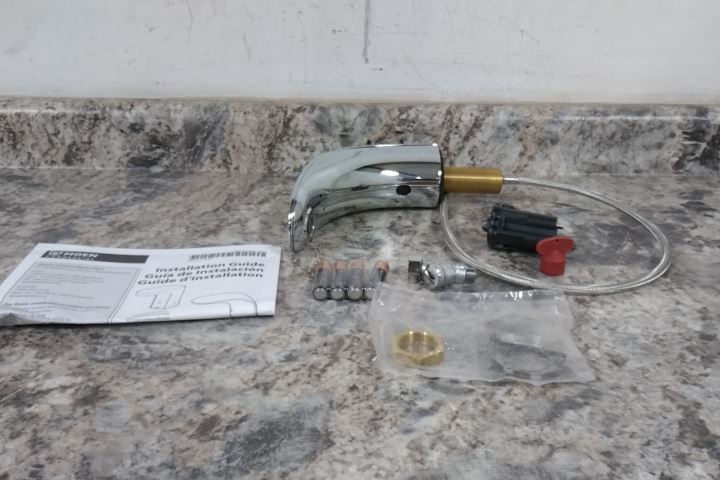 Moen 8553 0.5 GPM 6VDC 1 to 6 In Sensor Range Mid Arc Bathroom Faucet (C)-38952315