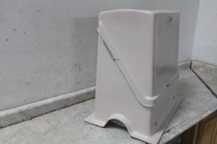 Hot Box HF011019022 120V Heated Fiberglass Flip-Top Valve Enclosure-33232591 - Image 6